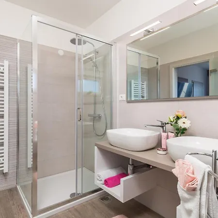 Holiday home Lovely In With Outdoor Swimming Pool