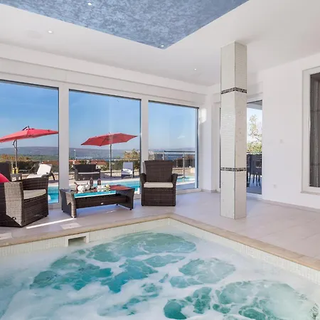 Holiday home Lovely In With Outdoor Swimming Pool