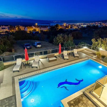 Lovely In With Outdoor Swimming Pool *