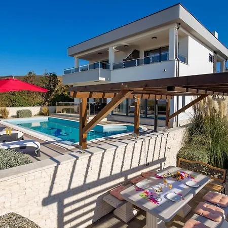 Holiday home Lovely In With Outdoor Swimming Pool