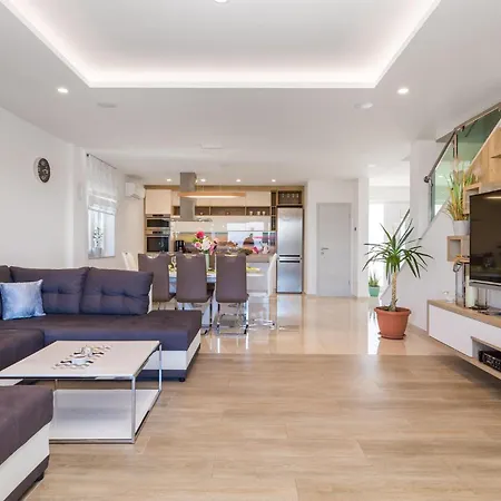 Holiday home Lovely In With Outdoor Swimming Pool *